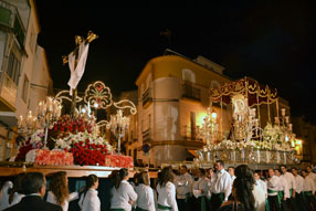 Tras el concurso de  cruces, donde Arapades recibió el primer premio de adultos, la procesión del  sábado se limitó por la lluvia a un corto trayecto hasta la calle Granada